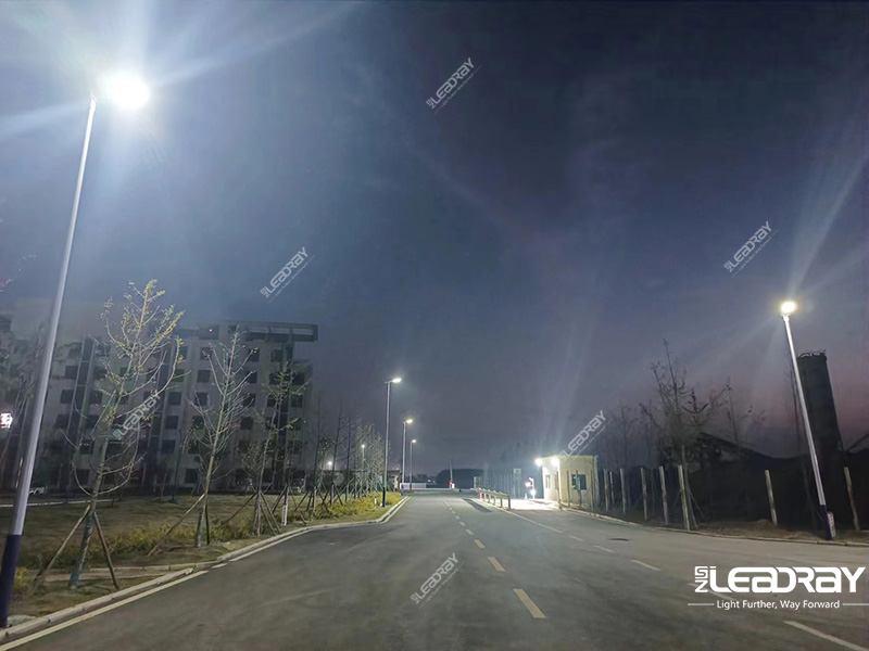 أضواء الشوارع بالطاقة الشمسية 1