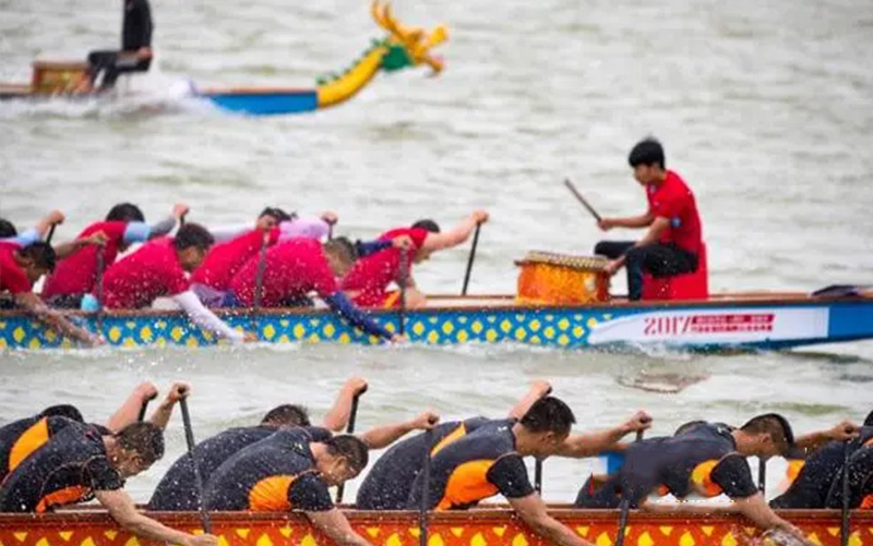 مهرجان قوارب التنين اليوم هو مهرجان قوارب التنين، وهو يوم احتفالي في الصين، واليوم الخامس من الشهر القمري الخامس هو المهرجان الصيني التقليدي