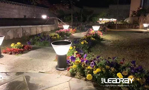 مصباح LED خارجي مقاوم للماء بقوة 4.5 واط يعمل بالطاقة الشمسية لحديقة الفيلا الحديثة ضوء عمود إضاءة خارجي مقاوم للماء