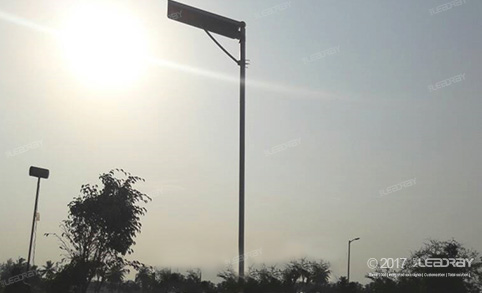 مصباح شارع يعمل بالطاقة الشمسية بقوة 60 واط من Leadray مزود بعمود يُستخدم في Them Park