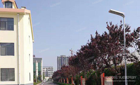 تُستخدم مصابيح الشوارع التي تعمل بالطاقة الشمسية بقوة 20 وات مع مستشعر الحركة على نطاق واسع في مسارات المناطق السكنية