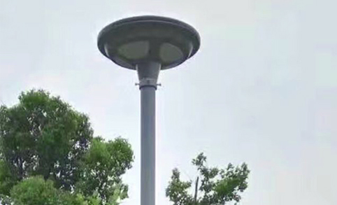 عميلنا في موريشيوس راضٍ عن تأثير الإضاءة لمصباح الحديقة LED الشمسي بقوة 15 وات الخاص بنا وأعطى تعليقًا عاليًا لفريق تطوير المنتجات لدينا