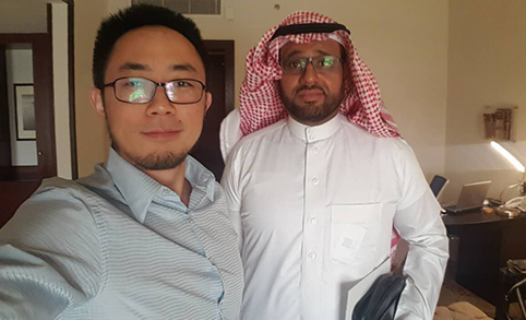 الرئيس - السيد لي من المملكة العربية السعودية يزورنا ويضع أشياء رائعة ومثيرة للاهتمام في مسارنا المتكامل من مصابيح الطاقة الشمسية