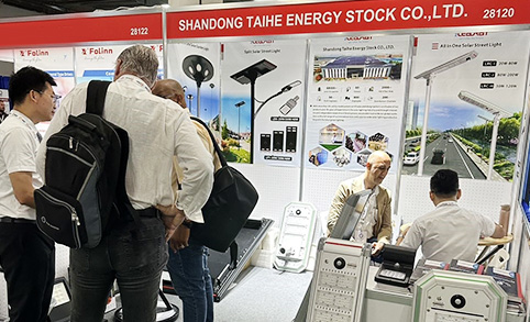 إعجابات مختارة ومناقشات وتبادلات في الموقع مع العملاء في معرض Shenzhen Leadray Lighting