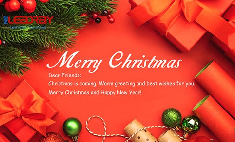 شجرة عيد الميلاد المضيئة والحيوية - عيد الميلاد المليء بالضحك والفرح يعكس مزاج الناس السعيد خلال العطلة