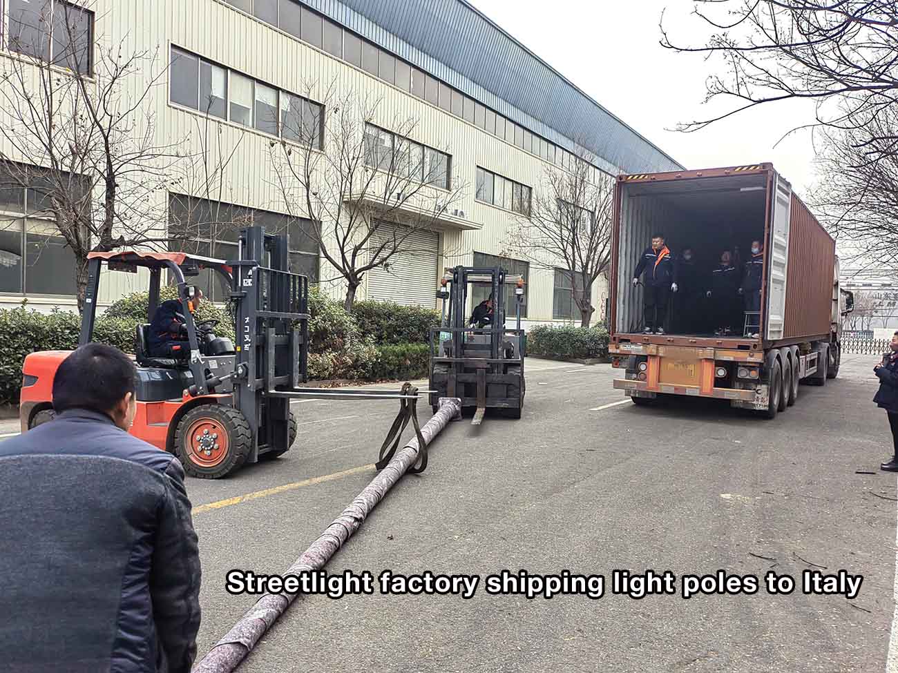 Streetlight factory shipping light poles to Italy