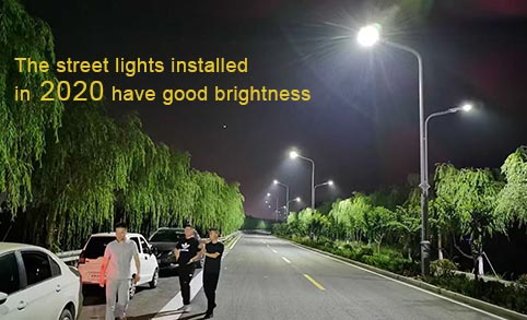 أضواء الشوارع الشمسية المثبتة في عام 2020 لها سطوع جيد 60watt 